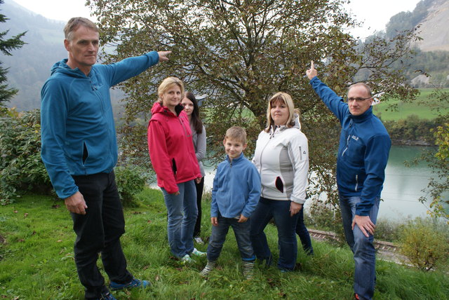 Die Familien Forster protestieren gegen den geplanten Funkmast „vor ihrer Nase“. | Foto: Thöne