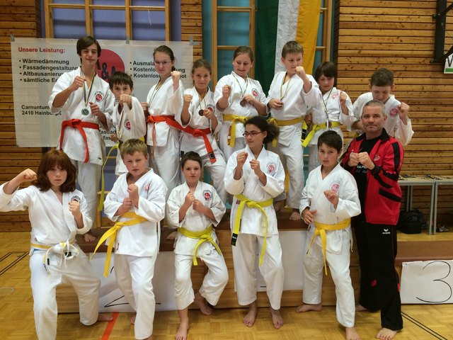 Die erfolgreichen Karatekas aus St. Veit mit ihrem Trainer Sensai Josef Renz.