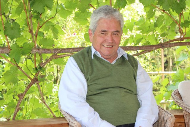 Constancio Castañeda in seinem Lieblingsplatz im Garten