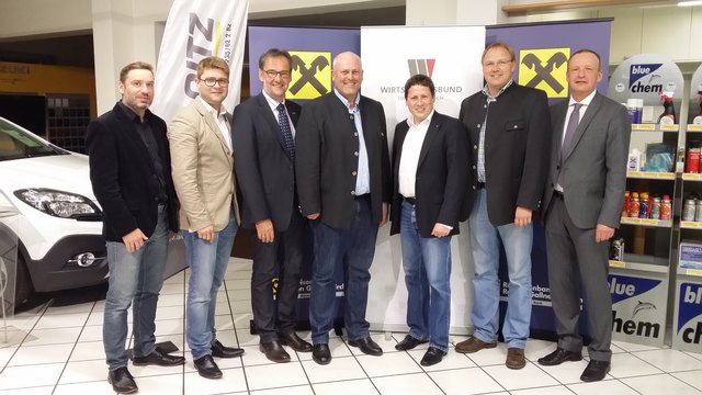 Andreas Derntl, Thomas Staudinger, Reinhard Stadler, Anton Loitz, Florian Gumpinger, Matthias Winkler und Wolfgang Kralik im Autohaus Loitz. | Foto: Willi Minder