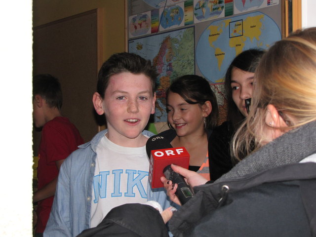 Klassensprecher Paul führt professionell ein Interview.