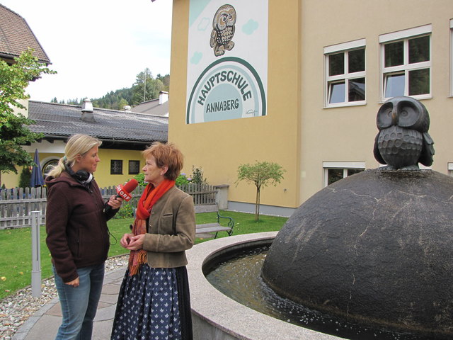 Interview vor dem Kumpfbrunnen: TVB-Obmann Maria Höll im Gespräch mit ORF-Moderatorin Eva Brutmann