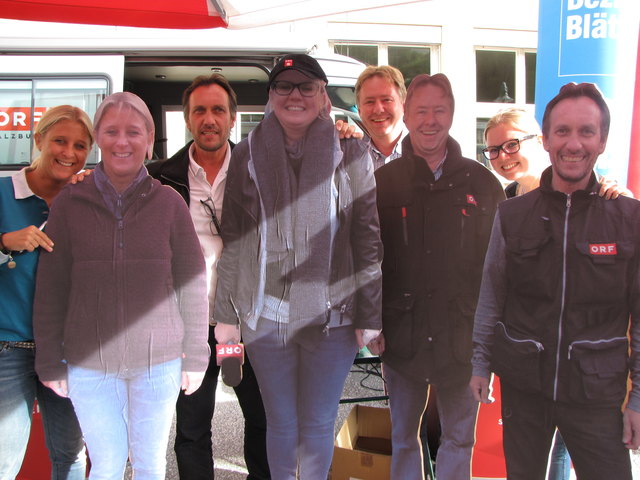 Sehen doch wirklich toll aus, die ORF-Salzburg Moderatoren aus Holz, oder?