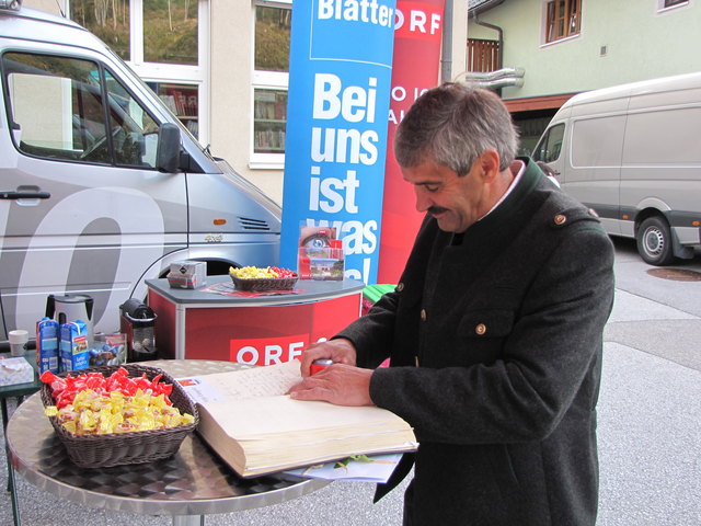 Der Bürgermeister trägt sich ins ORF-Stammbuch ein.
