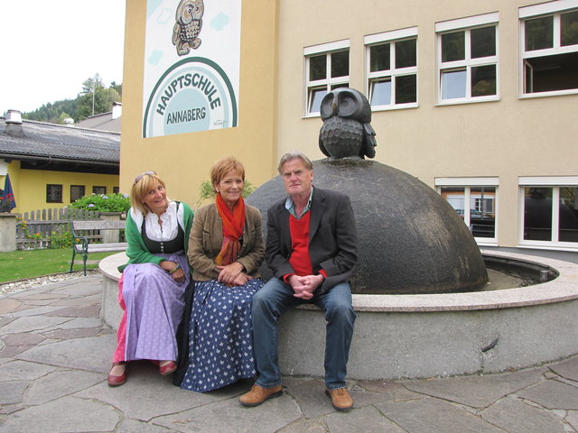 Hoagascht am Kumpfbrunnen: (vl) TVB-Büroleiterin Martha Dullnig, TVB-Obfrau Maria Höll mit Matthias Schilchegger.