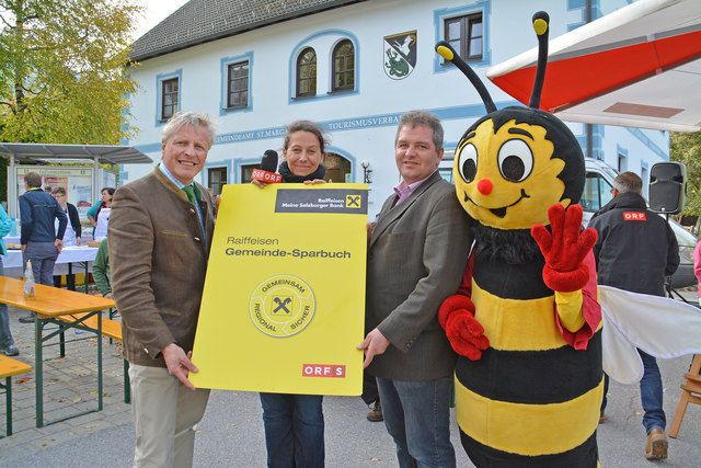 Georg Fötschl, Iris Köck, Gerd Brand und Sumsi, das Maskotchen der Raiffeisenbanken.