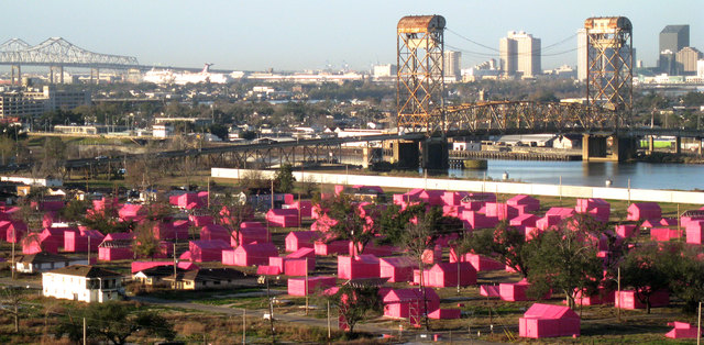 150 pinke Zelte – jedes symbolisiert ein Haus, das nach der Zerstörung durch Hurrikan Katrina in New Orleans wieder aufgebaut werden muss.