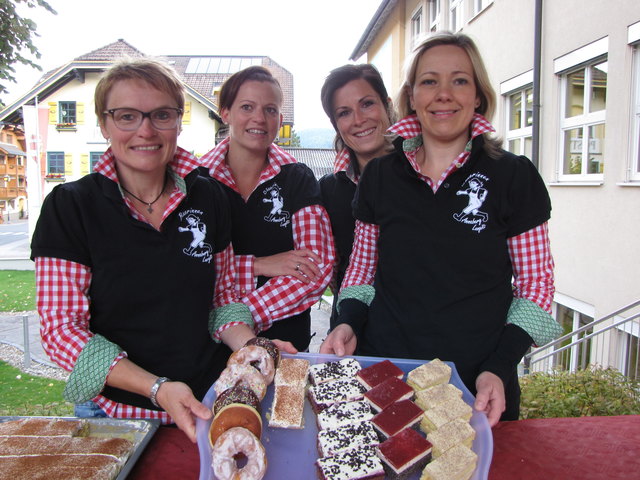 Die Bäuerinnen versorgen die Besucher mit köstlichen Kuchen.