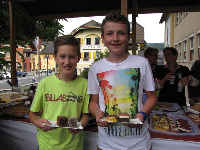 Tobias Grünwald und Jakob Schlager gönnen sich in der Pause einen Kuchen.