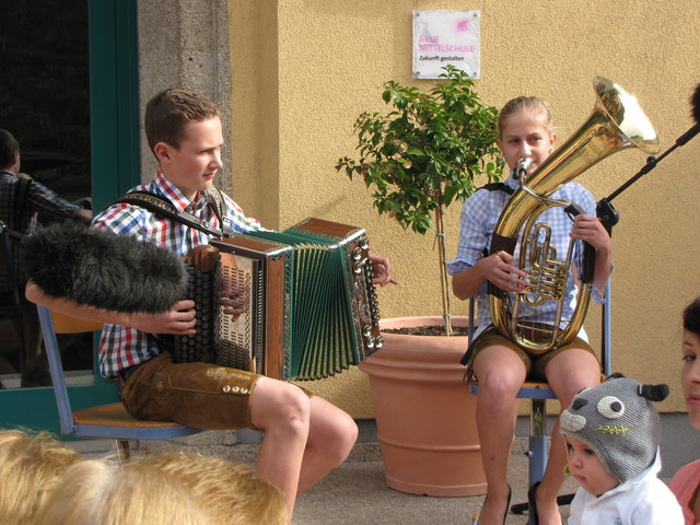 Lukas und Lena Quehenberger beim Musizieren.