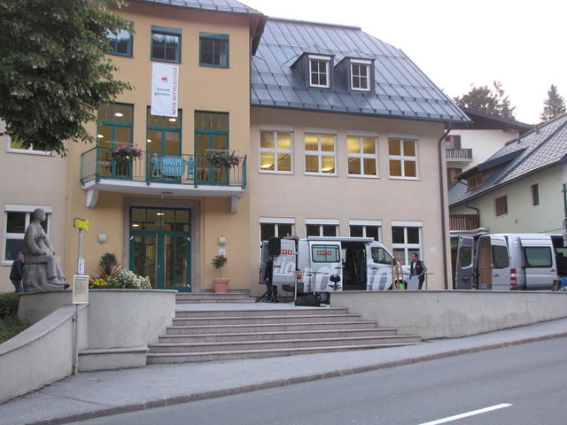 Früh morgens werden die Übertragungswagen vor der NMS in Annaberg aufgebaut.