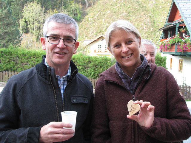 Amtsleiter Peter Höll macht Kaffeepause mit Moderatorin Eva Brutmann.
