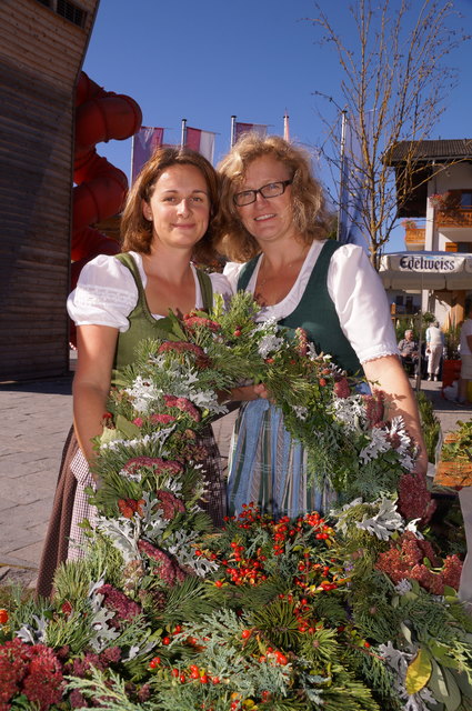 Roswitha und Andrea bereiteten den Altarschmuck für die Kirche vor.