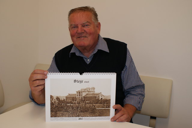 Kalendermacher Ernst Schimanko aus Steyr mit seinem bislang 23. Werk seit 1998. | Foto: Thöne