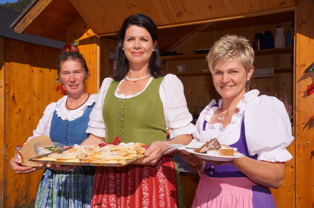 Die Bäuerinnen Waltraud Steiger, Maria Astner-Meißnitzer und Katharina Weissacher sorgten für "blechweise" Kuchen.