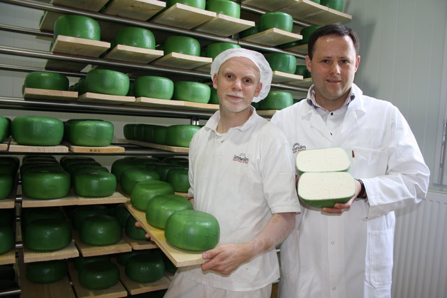 Gut für Allergiker: Sonnenalm-Geschäftsführer Hannes Zechner und Molkereimeister Michael Terkl mit dem Bio-Ziegenkäse | Foto: KK