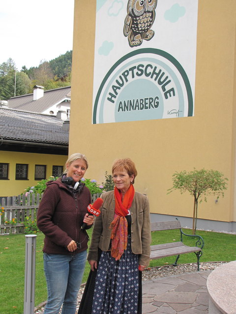 Plausch vor der Schule: Moderatorin Eva Brutmann und TVB-Obfrau Maria Höll