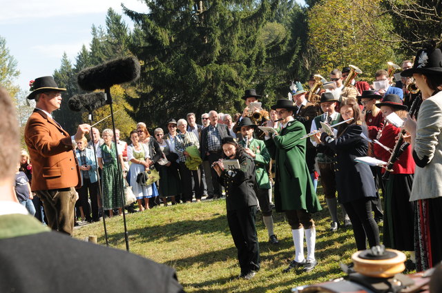 Kapellmeister Christian Hörbiger dirigierte seine Gemeindetag-Kapelle zum "Gemeindetag-Marsch" von Komponist Jakob Gruchmann.