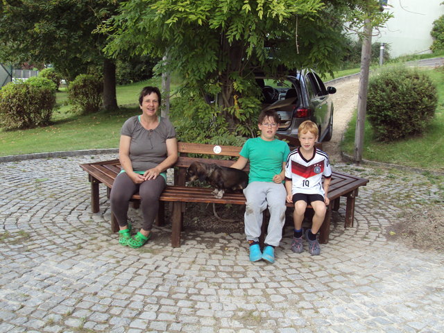 Die am aufwendigsten zu restaurierende Bank, am Spielplatz, strahlt wieder wie neu.