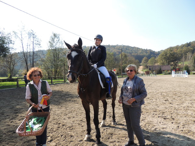 Ella Brauchart mit Turnierrichterin Claudia Kissmann (re) und der stolzen Siegerin Christina Gady auf Vulkan.