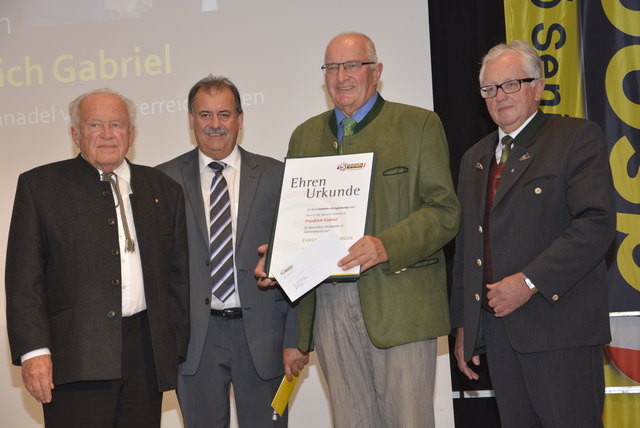 Landesobmann Ratzenböck, Landesgeschäftsführer Störk, Ehrenbezirksobmann Gabriel und Bezirksobmann Weixelbaumer. | Foto: OÖ. Seniorenbund