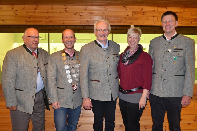 Der wiedergewählte Vorstand des Perger Schützenvereines
v.l. n.r. Rudolf Kling (Kassier), Martin Spindlberger (1. Schützenmeister), Josef Irsiegler (Oberschützenmeister), Daniela Spindlberger (Schriftführerin), Reinhold Pöschl ( 2. Schützenmeister)