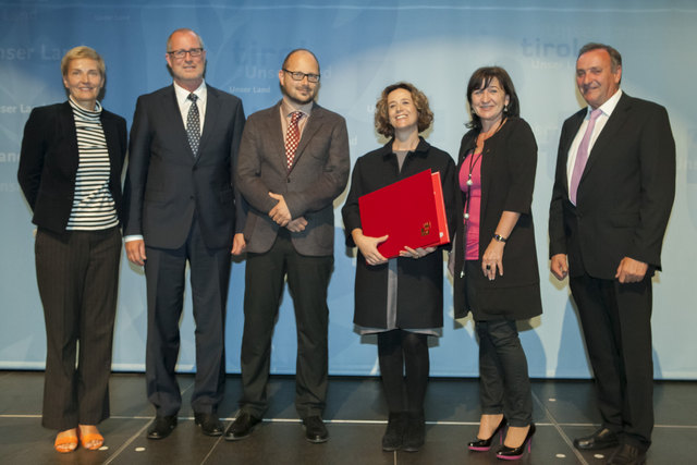 Anerkennungspreis: Anna Popelka (Fachjury), Bgm. Werner Kurz, Michael Fuchs und Barbara Poberschnigg (parc.architekten), LR Dr. Beate Palfrader, Vizebgm. ÖkR Emil Zangerl | Foto: Land Tirol/Florian Schneider