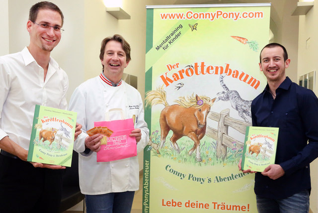Jonathan Mittermair, Johannes Bachhalm und Martin Hahn (von links) präsentieren das neue Kinderbuch und die exklusive Karotten-Schokolade. | Foto: privat