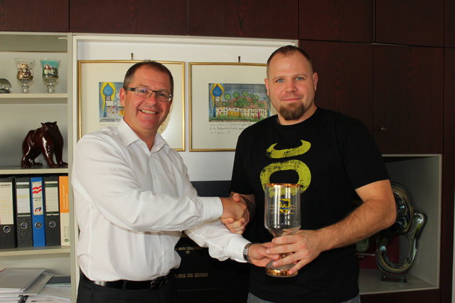 Bgm. Bernd Osprian gratulierte Hans Lackner herzlichst zum WM-Gold. | Foto: KK