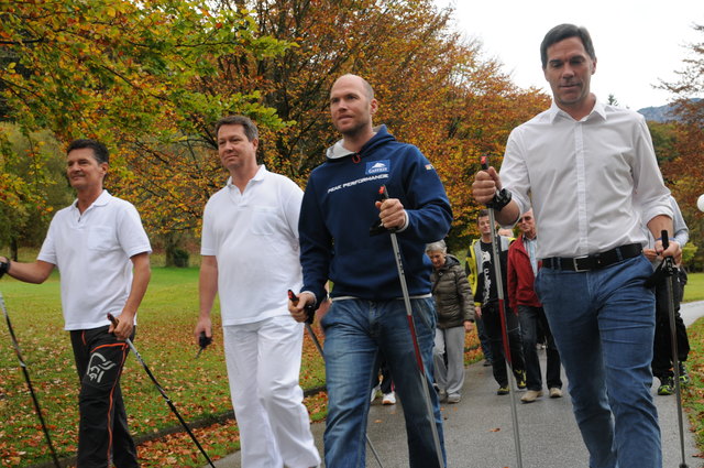 Masseur Wolfgang Svazek, Masser Andreas Erhart, Hans Grugger und der stellv. Verwaltungsleiter des Reha Großgmain, Thomas Lernhart machen mit den Patienten Kilometer für den guten Zweck.