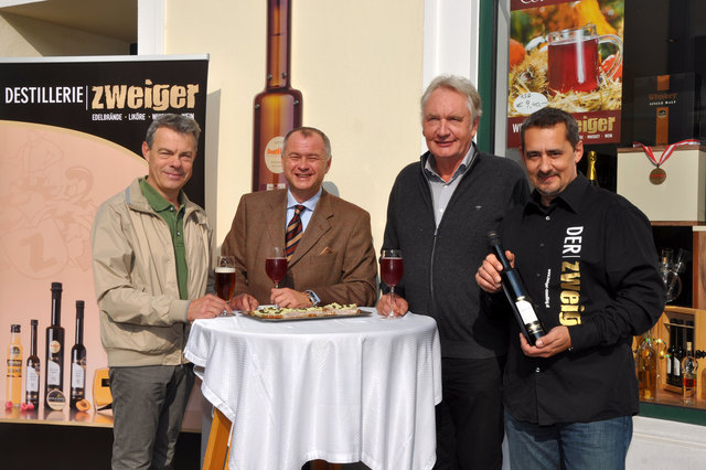 „Der Zweiger“ bietet edle Tropfen aus der Steiermark: GR Klaus Percig, Stadtchef Hans Stefan Hintner, Heinz Horny sowie Betreiber Mario Maron (v.l.). | Foto: Helga Schlechta