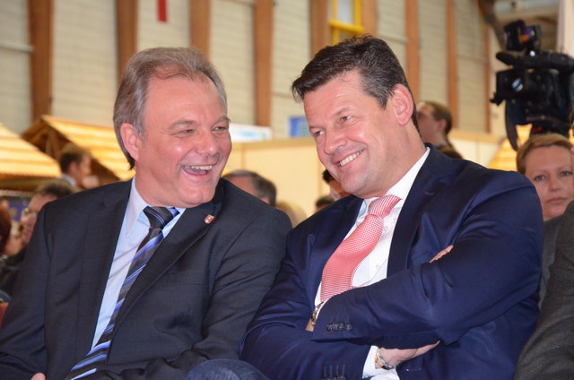 Bürgermeister Christian Scheider gibt die Nachfolge für Albert Gunzer bekannt. | Foto: WOCHE