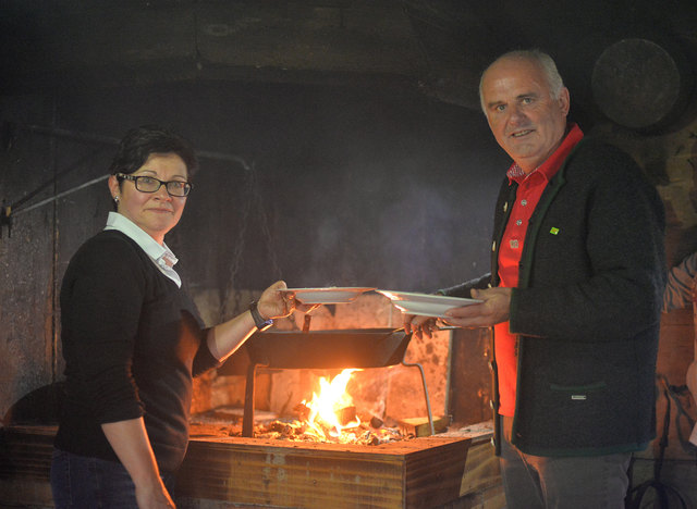 Gerlinde Fischer kocht den Brennsterz; Peter Rosegger hilft beim Servieren. | Foto: Alle Fotos: Pashkovskaya