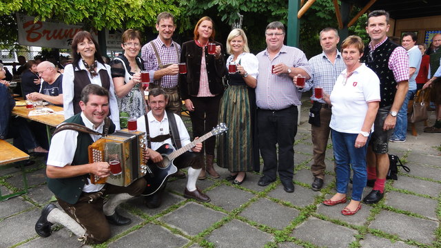 Hermine Bachler, Gabriele Langsenlehner, Hannes Käfer, Simone Weissensteiner, Klaudia Tanner, Franz Füsselberger, Roman Pichler, Eva Plank und Martin Tanner mit den Musikanten Josef Ritzinger und Karl Langsenlehner. | Foto: ÖVP Gresten
