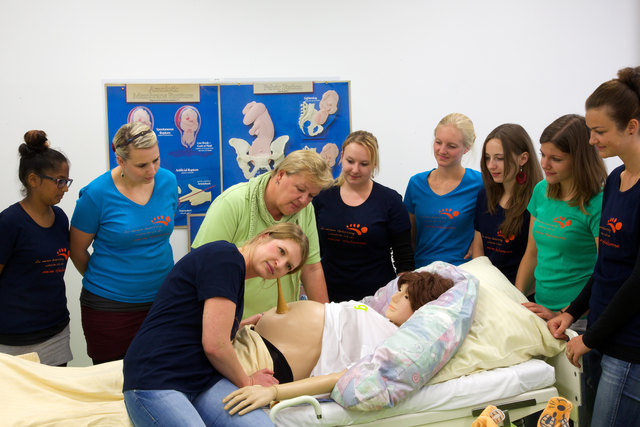 Die Hebammen-Studierenden erklären den BesucherInnen die anatomischen Gegebenheiten des ungeborenen Kindes und informieren über das „traditionelle Hebammenhandwerk“. | Foto: fh gesundheit / Günter Wett