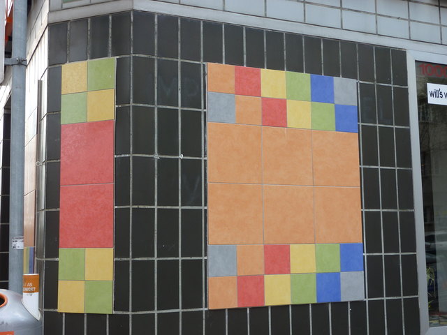 Buntes Mosaik: Ein kreatives Schmuckstück findet sich in der Kreuzgasse.