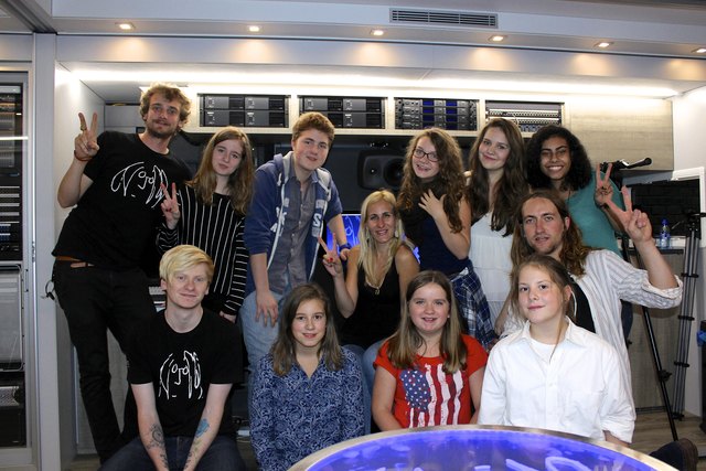 Der Schüler Chor des BG8 unter der Leitung von Ane-Marija Pacal (Mitte) nahm im rollenden Tonstudio einen Tag lang das Lied "High" auf