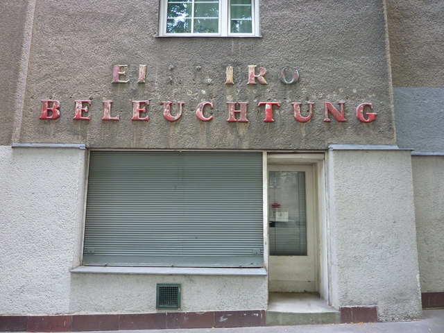 Bröckelnde Schrift: Ob dieses Geschäft noch geöffnet hat? | Foto: Ferndinand T.