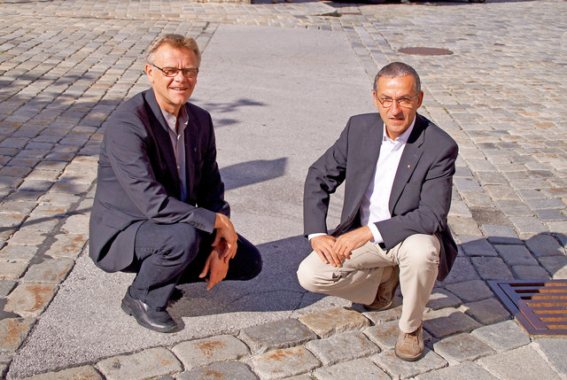 Max Klappacher, Stadtrat für Stadtentwicklung, und Bgm. Gerhard Anzengruber auf Pflaster-Testflächen.