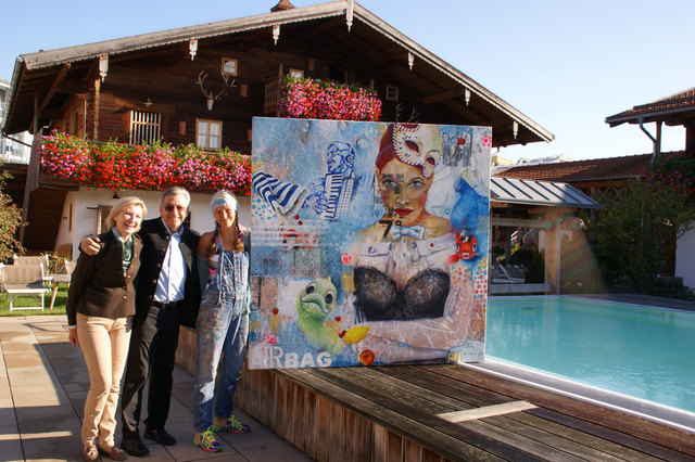 Josefine Kohlmeier, Richard Götz und Künstlerin Birgit Lorenz mit einem der ausgestellten Bilder.