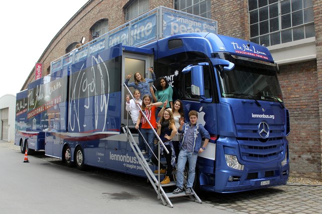 Der Schüler Chor des BG8 nahm im Lennon Bus einen Tag lang das Lied "High" auf