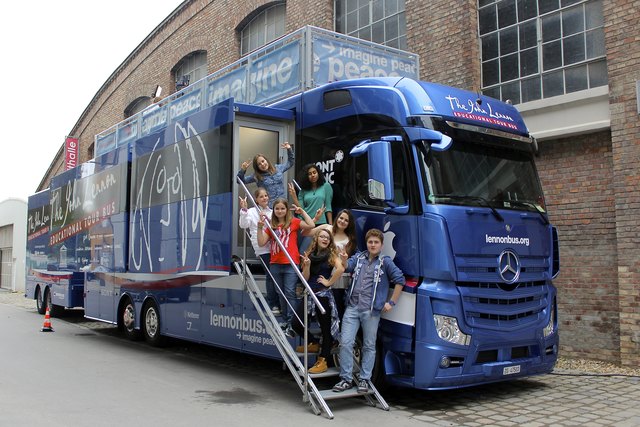 Der Schüler Chor des BG8 nahm im Lennon Bus einen Tag lang das Lied "High" auf