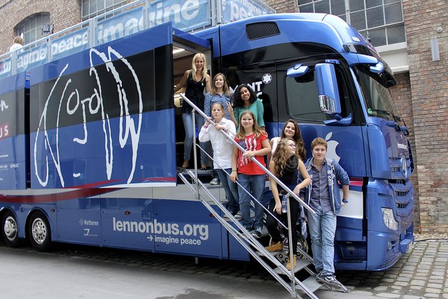 Der Schüler Chor des BG8 nahm im Lennon Bus einen Tag lang das Lied "High" auf