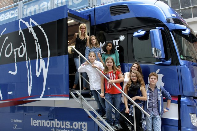 Der Schüler Chor des BG8 nahm im Lennon Bus einen Tag lang das Lied "High" auf