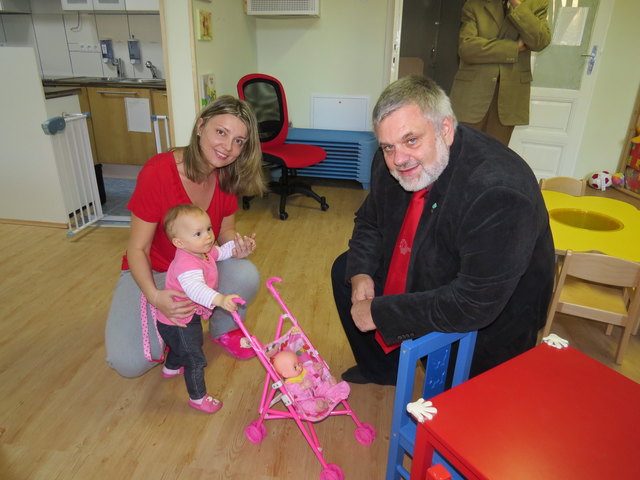 Bezirksvorsteher Karlheinz Hora begrüßt die Öffnung der Kindergruppe Primus. Slava Prim mit Anna.