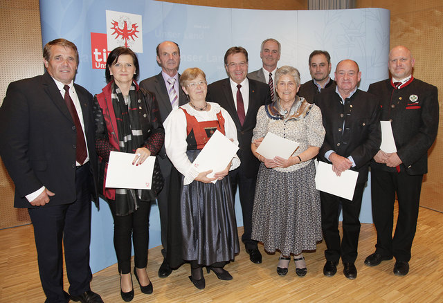 Die Geehrten der Gemeinde Axams mit Bgm. Rudolf Nagl | Foto: Frischauf