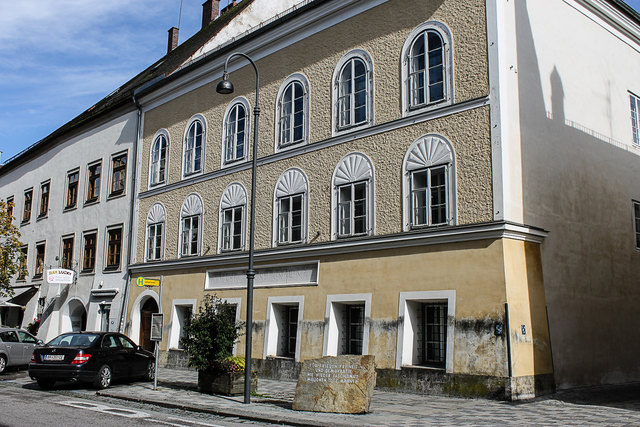 Innenministerium und die Stadt Braunau zahlen einen hohen monatlichen Mietbetrag für ein leerstehendes Gebäude.