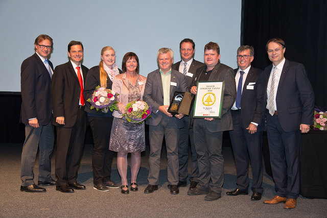 oldene Tanne (v. l. n. r.): Mag. Christoph Holzer (Geschäftsführer SPAR Steiermark und Südburgenland), Mag. Fritz Poppmeier (Vorstand SPAR Österreich), Bianca Schablas, Barbara Spruzina und Franz Spruzina (SPAR-Markt Spruzina), Jörg Bernert, BA (Leiter Bereich Vertrieb Einzelhandel), Mathias Spruzina (SPAR-Markt Spruzina), Alois Huber (Vertriebsleiter SPAR Österreich) und Dr. Gerhard Drexel (Vorstandsvorsitzender SPAR Österreich). | Foto: Spar