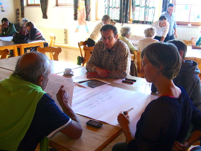 Viele EinwohnerInnen diskutierten über die Themen und erarbeiteten Vorschläge für den Fortbestand des Projekts. | Foto: privat