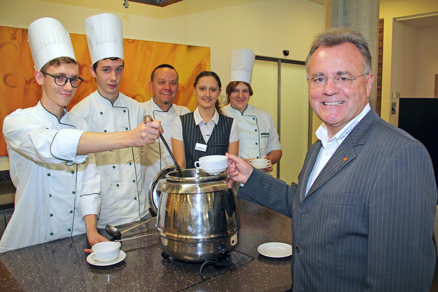 Johannes Löffler, Julian Kalchbrenner, Küchenchef Alfred Graf, Sabrina Werderits, Denise Müllner mit LH Hans Niessl | Foto: Landesmedienservice